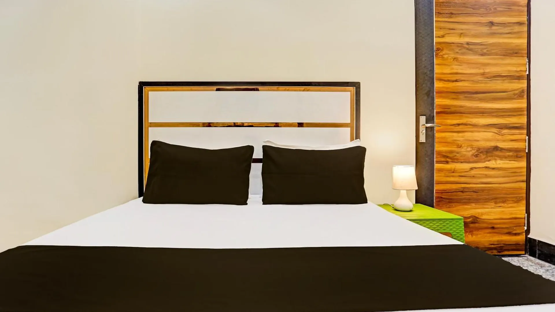 Hotel O The Golden Leaf Delhi  Indien
