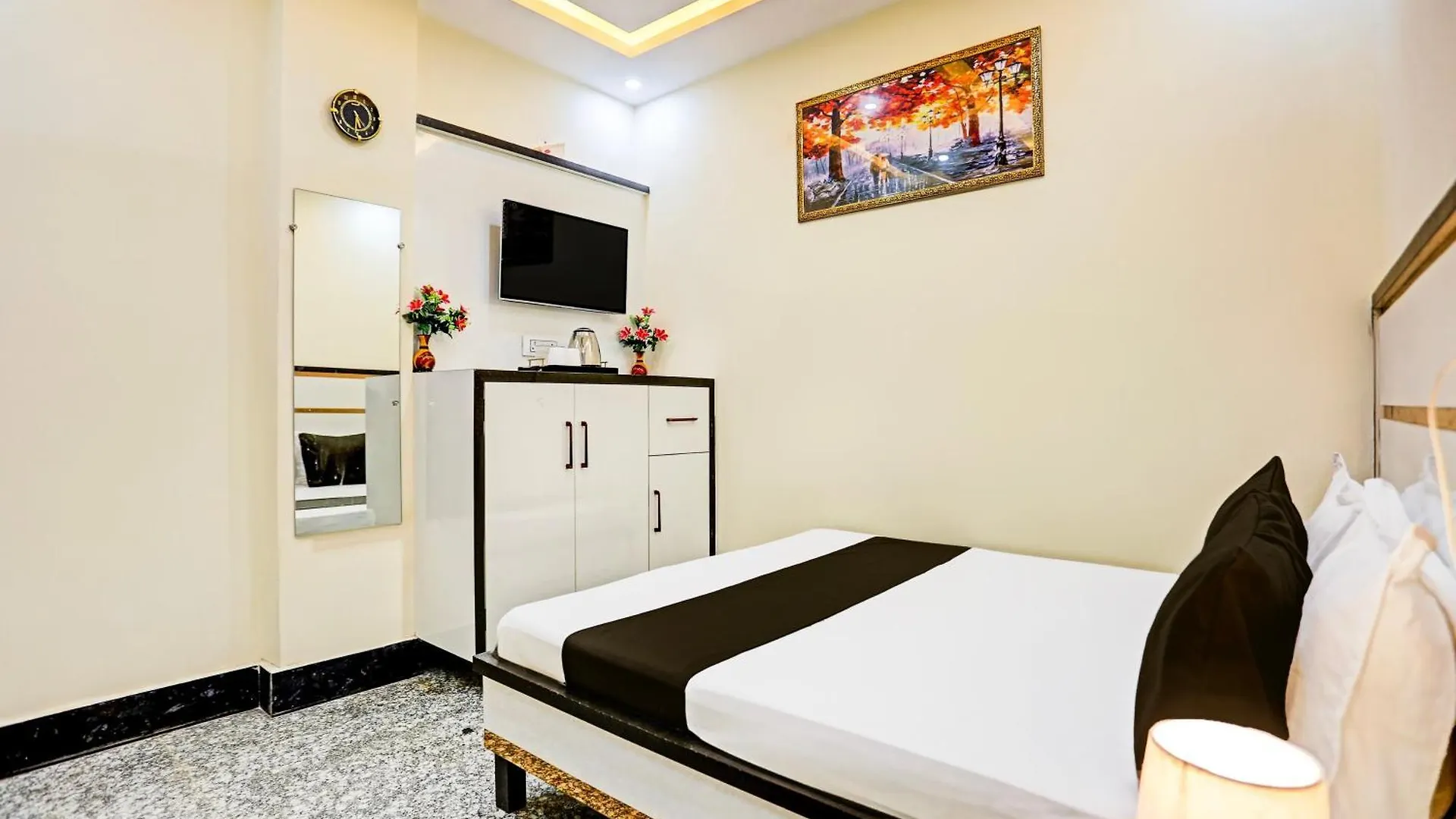 Hotel O The Golden Leaf Delhi