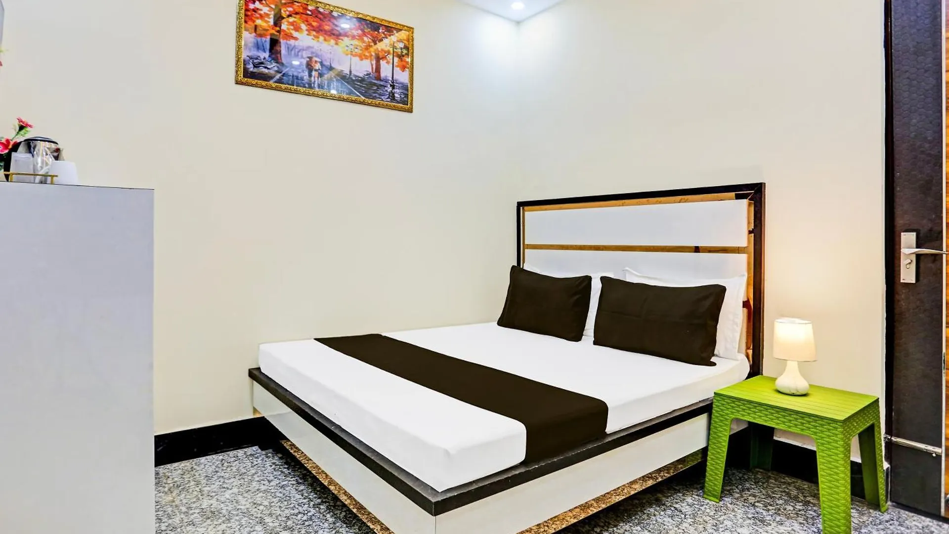 Hotel O The Golden Leaf Delhi