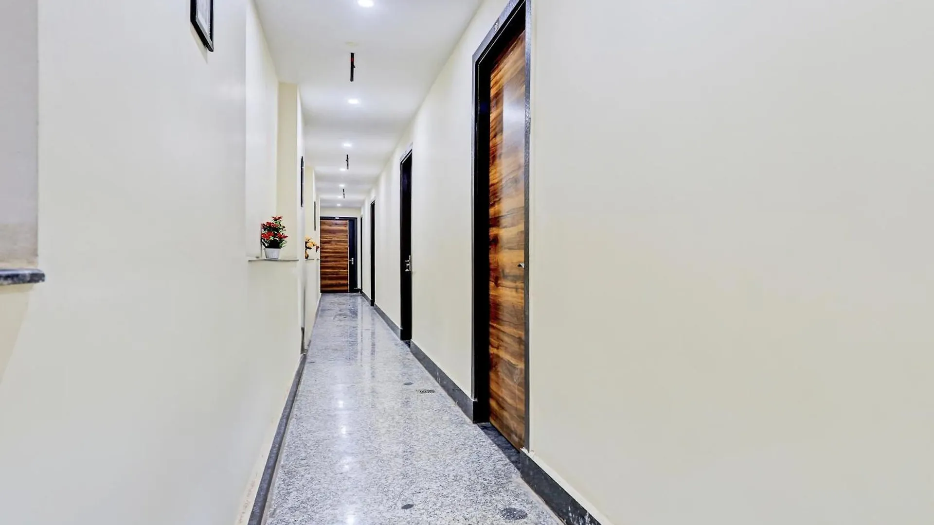 Hotel O The Golden Leaf Delhi   Delhi (National Capital Territory of India)
