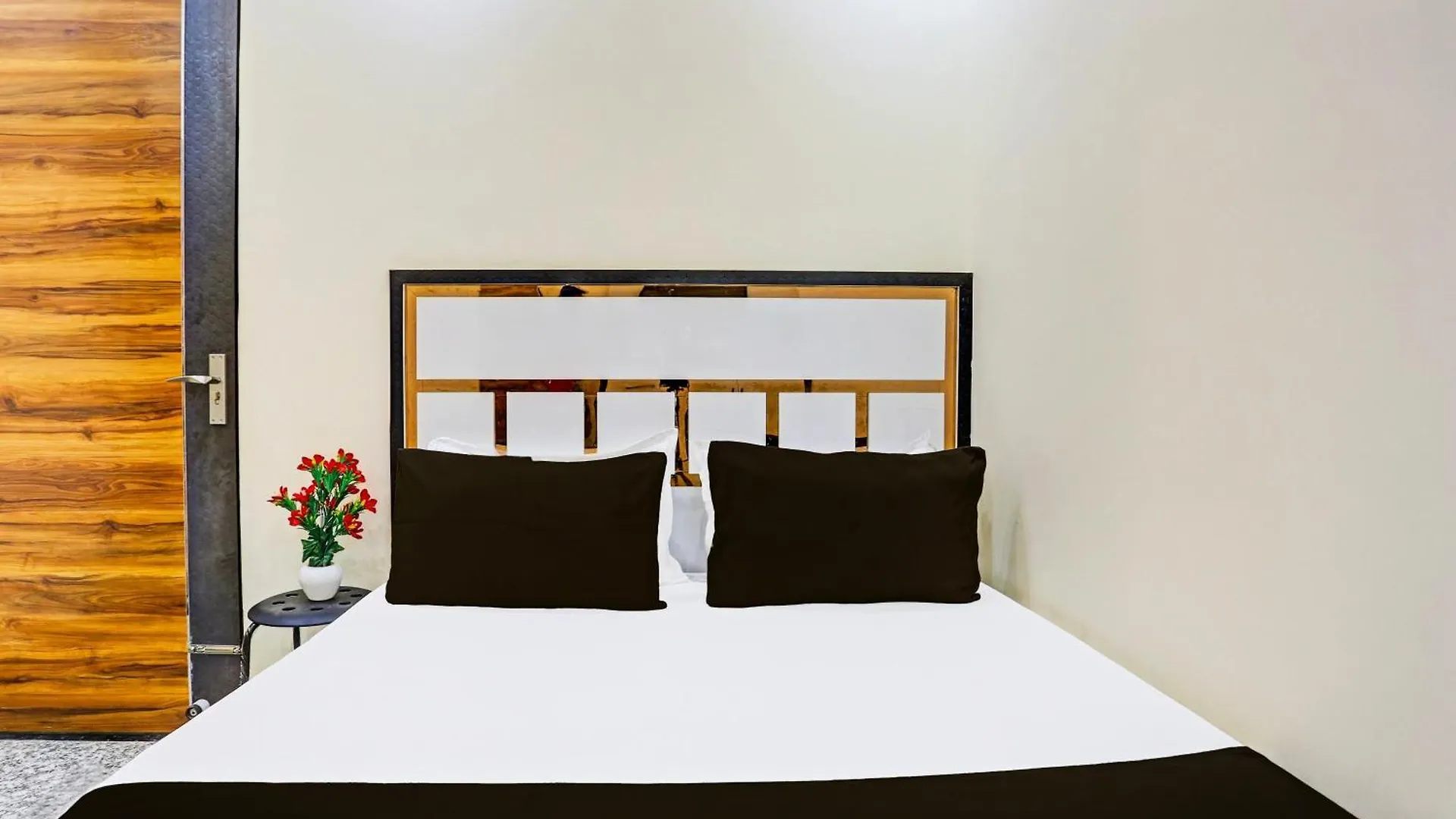 Hotel O The Golden Leaf Delhi