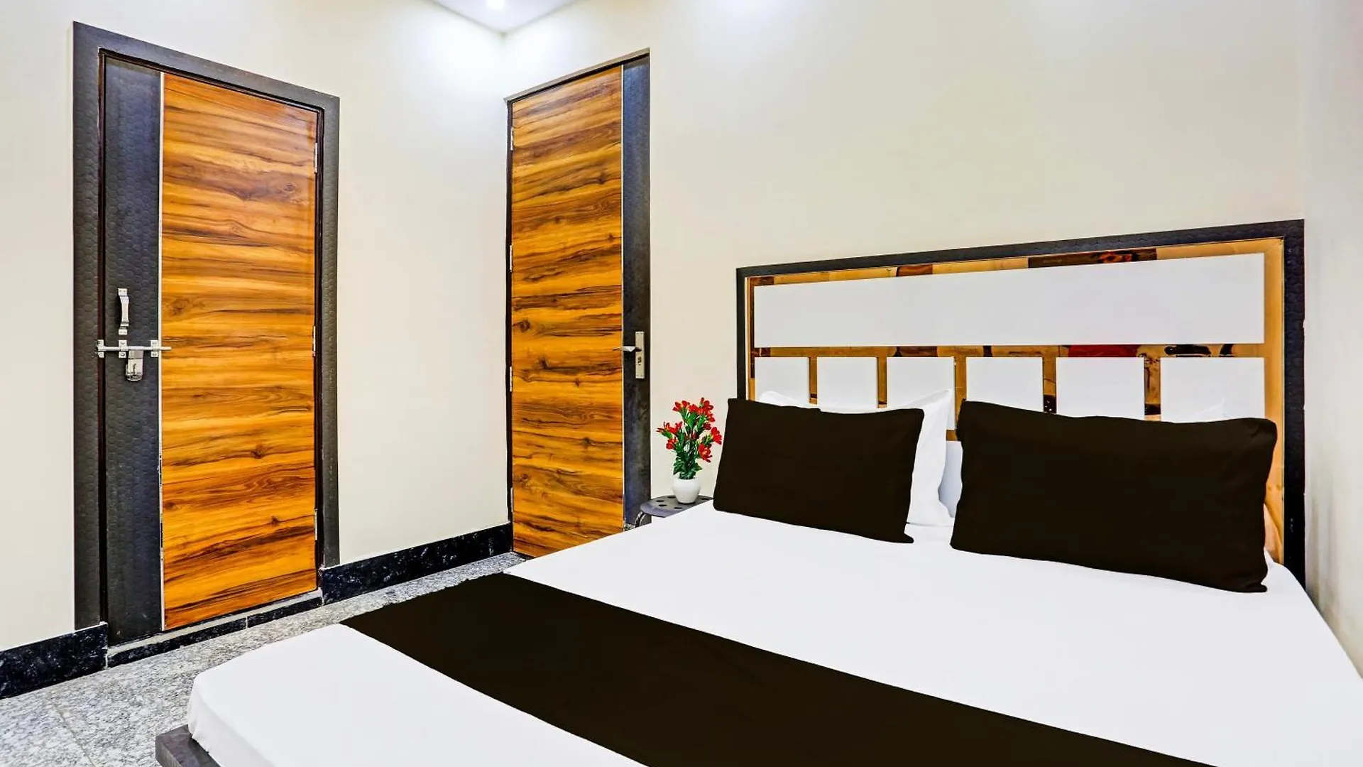 Hotel O The Golden Leaf Delhi   Delhi (National Capital Territory of India)