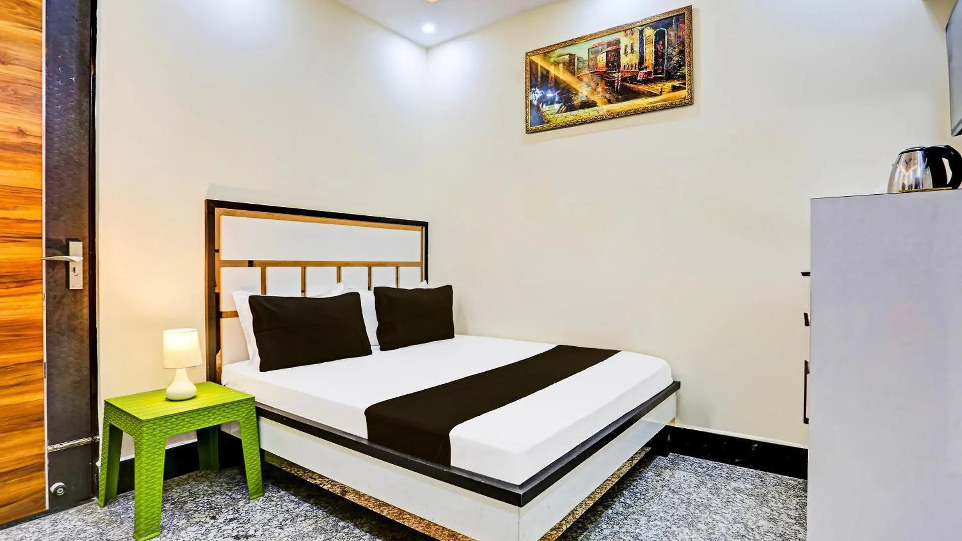 Hotel O The Golden Leaf Delhi