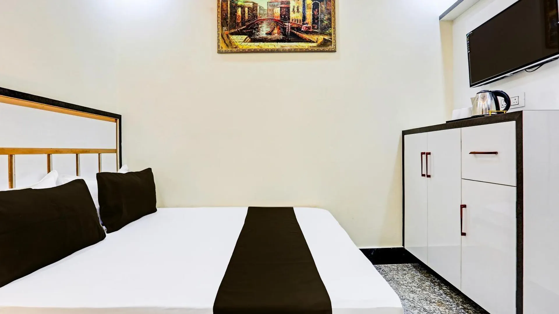 Hotel O The Golden Leaf Delhi